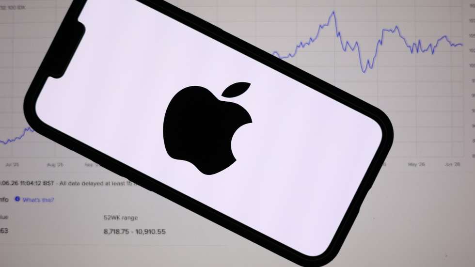 epa13026229 The Apple logo is displayed on a mobile phone over a stock market graph displayed on a laptop screen in Liverpool, Britain, 09 June 2026. Leading AI (artificial intelligence) and technology companies Anthropic, OpenAI, and SpaceX are preparing to go public this year at an estimated combined valuation of around four trillion dollars (approximately 3.44 trillion euros).  EPA/ADAM VAUGHAN
