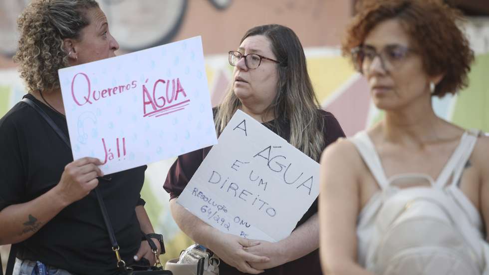 Manifestantes protestam durante a iniciativa "A Água é um Direito", contra a privatização da gestão da água pública, em Almada, 10 de julho de 2026. ANTÓNIO PEDRO SANTOS/LUSA
