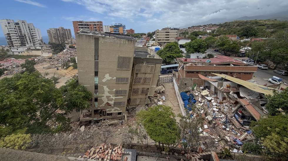 epaselect epa13116192 A view of a destroyed building caused by the late June earthquakes in Catia La Mar, Venezuela, 16 July 2026. The death toll from the twin earthquakes that struck northern Venezuela on 24 June rose to 4,930, after 101 new deaths were reported, according to Jorge Rodriguez, president of the National Assembly (AN, Parliament).  EPA/MIGUEL GUTIERREZ