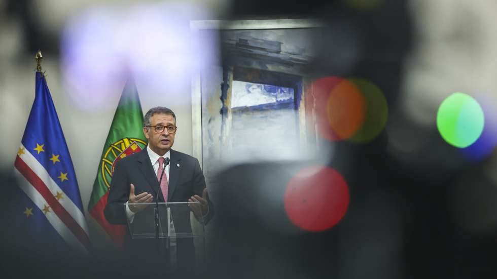 O Presidente da República, António José Seguro, ladeado pelo Presidente da República de Cabo Verde, José Maria Pereira Neves (ausente da foto), intervém durante uma conferência de imprensa conjunta no Palácio do Presidente, na Cidade da Praia, ilha de Santiago, Cabo Verde, 21 de julho de 2026. O Presidente da República de Portugal inicia hoje uma visita de Estado de três dias a Cabo Verde. ANTÓNIO PEDRO SANTOS/LUSA