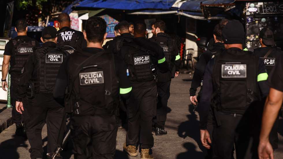 epa13058505 Members of the Rio de Janeiro Civil Police participate in 'Operation Contencion' in the Santa Marta favela in Rio de Janeiro, Brazil, 23 June 2026. The operation aims to halt the territorial expansion of the Comando Vermelho (CV) and dismantle its financial structure. The operation resulted in the arrest of four people and led to the suspension of classes at schools in the neighborhood.  EPA/ANTONIO LACERDA