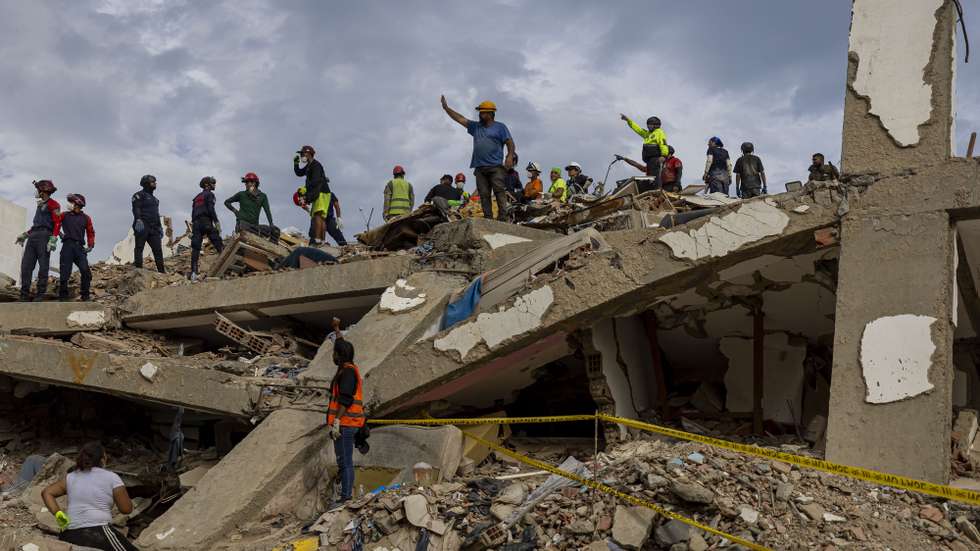 epaselect epa13129318 Rescuers wait amid the rubble after a report of an alleged sign of life from a person trapped by the 24 June double earthquakes in Venezuela, in Caraballeda, Venezuela, 23 July 2026.  EPA/MIGUEL GUTIERREZ