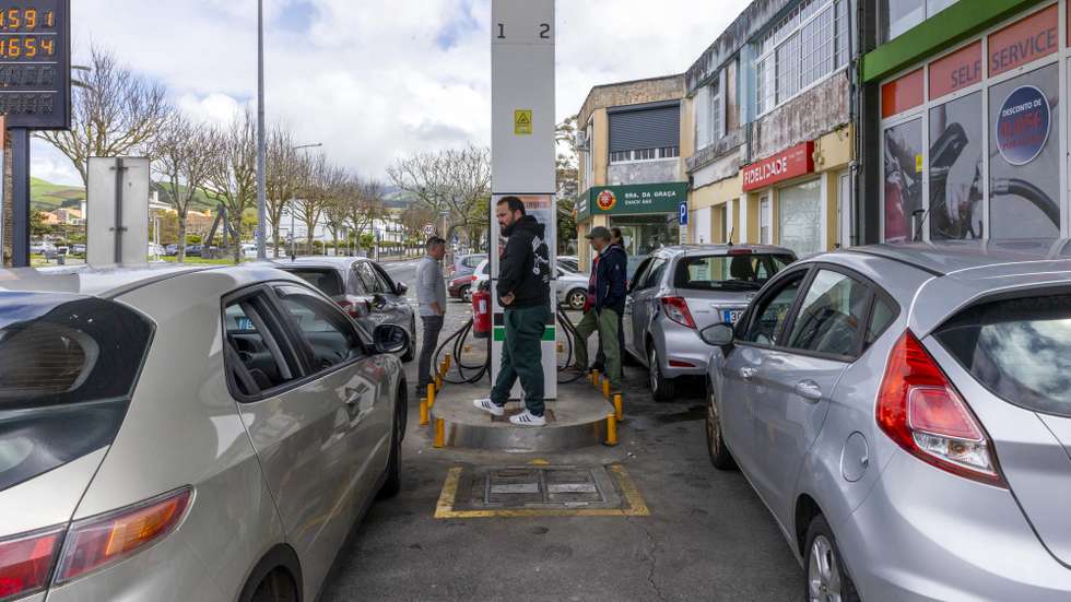 Pessoas abastecem veículos devido ao aumento dos combustíveis a partir de sexta-feira onde a gasolina sem chumbo I.O. 95 octanas passa a custar 1,921 euros por litro e o gasóleo rodoviário 2,004 euros por litro, Ponta Delgada, Açores, 30 de abril de 2026. Desde fevereiro, com este novo aumento, o preço da gasolina nos Açores sobe 32,3 cêntimos por litro, o preço do gasóleo 53 cêntimos por litro e o preço do gás butano 52,2 cêntimos por quilo. EDUARDO COSTA/LUSA