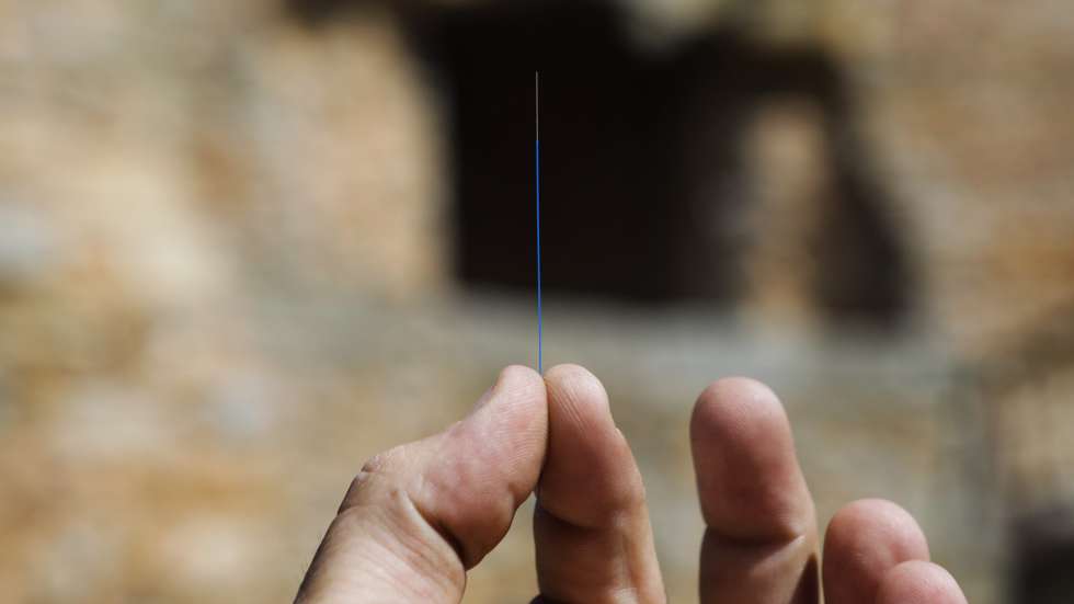 Um funcionário da Portugal Telecom (PT) exibe um cabo de fibra ótica durante a instalação da rede fibra ótica em Figueira de Castelo Rodrigo, 05 de julho de 2019. MIGUEL PEREIRA DA SILVA/ LUSA