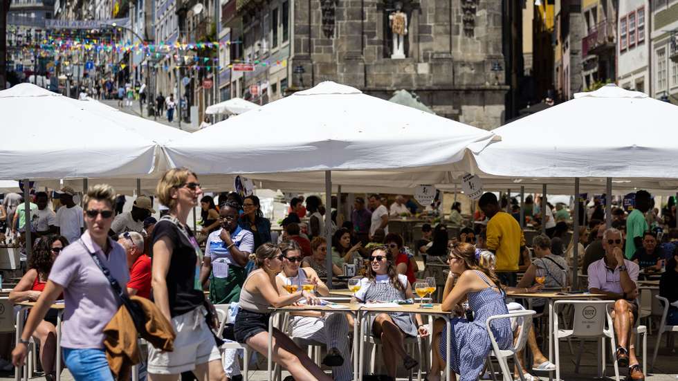 Turistas passeiam na ribeira do Porto, 13 de junho de 2024. JOSÉ COELHO/LUSA