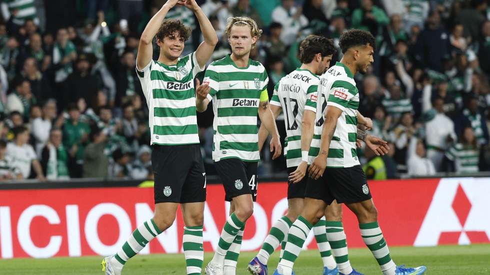 epa12965469 Sporting's Eduardo Quaresma (L) celebrates scoring the 1-0 goal during the Portuguese First League soccer match between Sporting CP and Gil Vicente, in Lisbon, Portugal, 16 May 2026.  EPA/ANTONIO PEDRO SANTOS