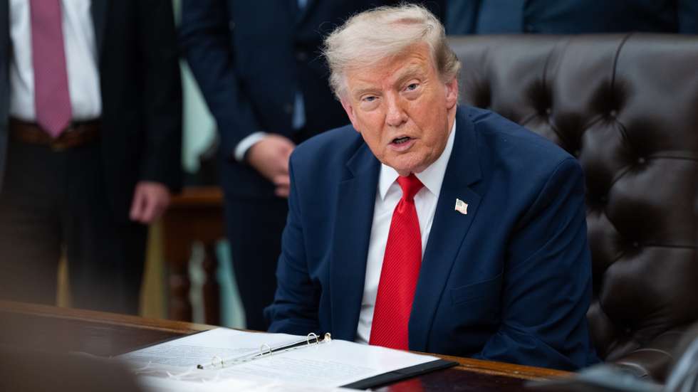 epa13140601 US President Donald J. Trump gives remarks in the Oval Office of the White House in Washington, DC, USA, 29 July 2026. US President Trump announced a 22 billion US dollar modernization project to overhaul Washington Dulles International Airport.  EPA/AARON SCHWARTZ / POOL