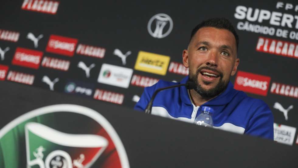 O treinador do FC Porto, Francesco Farioli, fala durante a conferência de imprensa de antevisão do jogo de futebol com o Torreense para Supertaça Cândido de Oliveira, no Estádio Cidade de Coimbra, 31 de julho de 2026. PAULO CUNHA/LUSA