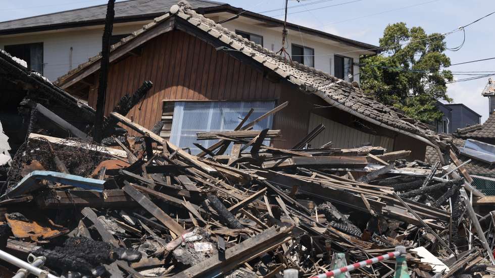 epa13143216 A view of the damaged houses following a powerful earthquake in Yatsushiro, Kumamoto Prefecture, southwestern Japan, 31 July 2026. Rescue operations continue across Kumamoto Prefecture, where at least 34 people have died and several injured following a 7.1-magnitude earthquake on 28 July that damaged critical infrastructure, leaving tens of thousands of residents without power and water amid sweltering heat, according to local authorities.  EPA/RODRIGO REYES MARIN