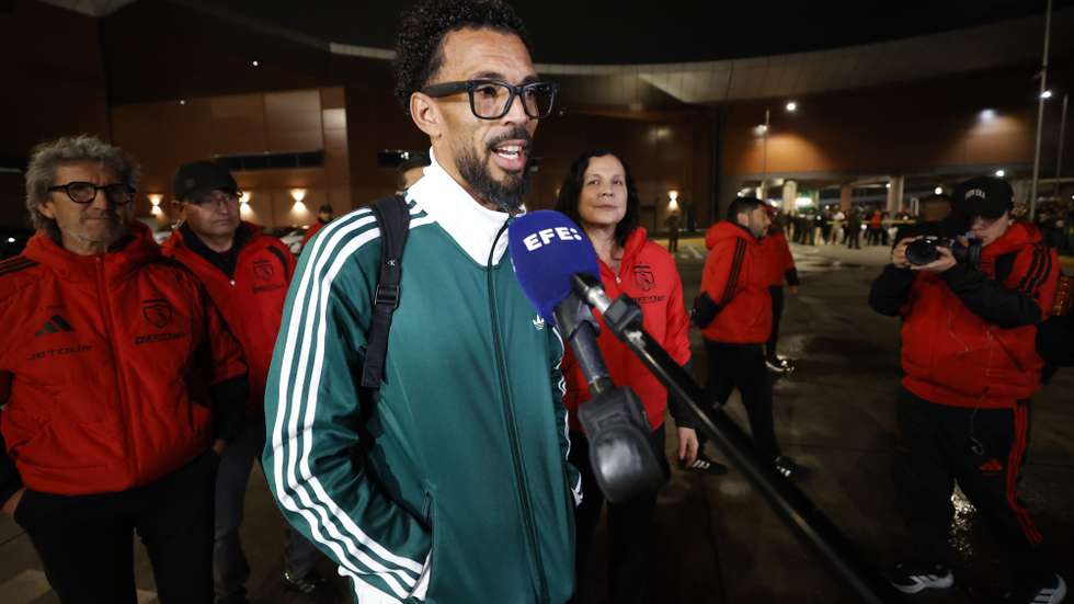 epa13147824 Cape Verde's goalkeeper Josimar Jose Evora Dias, known as Vozinha, waves upon his arrival at Arturo Merino Benitez Airport in Santiago, Chile, 02 August 2026. Vozinha arrived in Santiago to finalize his contract with Colo Colo.  EPA/ELVIS GONZALEZ
