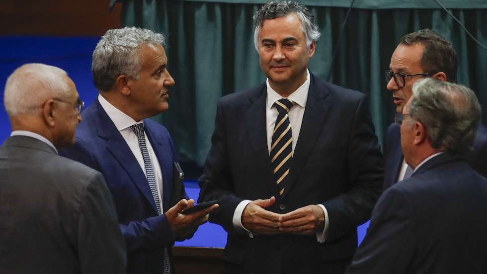 O ministro da Educação, Ciência e Inovação, Fernando Alexandre (C), durante a cerimónia de posse do reitor da nova Universidade de Leiria e Oeste (ULO), Carlos Rabadão (C-E), em Leiria, 7 de agosto de 2026. A sessão inclui também a posse dos membros da Comissão Instaladora da Universidade e dos membros do Conselho de Gestão, bem como a nomeação e posse da equipa reitoral e dos diretores das cinco escolas da ULO. PAULO CUNHA/LUSA