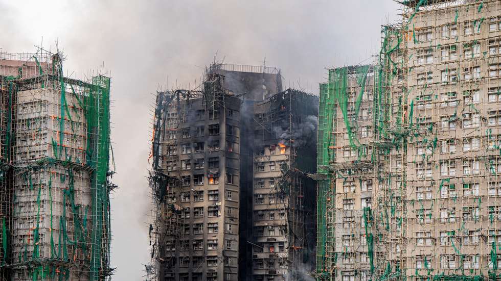 epa12551669 Smoke billows from an apartment fire in the Tai Po district of Hong Kong, China, 27 November 2025. The fire, which started on 26 November, has killed at least 44 people, and left 279 missing.  EPA/LEUNG MAN HEI