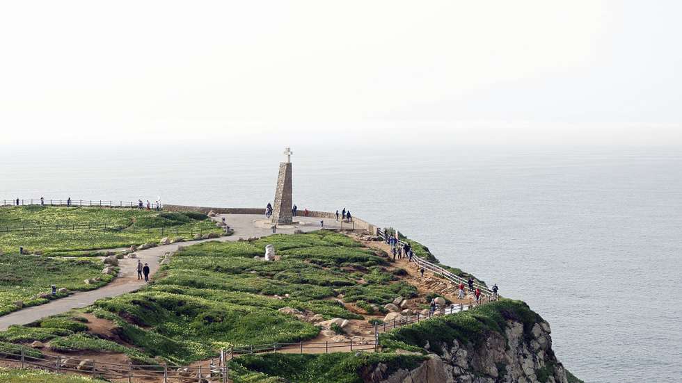 Padrão que assinala o ponto mais ocidental da Europa, junto ao Farol do Cabo da Roca, em Sintra, 28 de dezembro de 2022. O Farol encontra-se ativo desde 1772 e é um dos mais antigos em Portugal. Está localizado no ponto mais ocidental do continente, é constituído por uma torre de 22 metros de altura e a sua luz tem um alcance luminoso de cerca de 26 milhas náuticas, aproximadamente 48 quilómetros. ANTÓNIO PEDRO SANTOS/LUSA