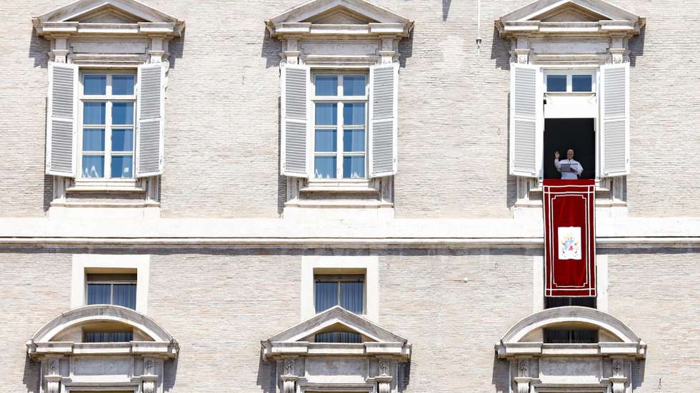 epa13157823 Pope Leo XIV (R) leads the Angelus prayer from the window of his office overlooking Saint Peter's Square in Vatican City, 09 August 2026.  EPA/FABIO FRUSTACI