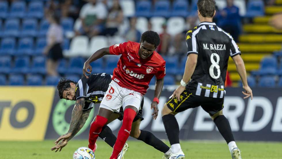 O jogador do Santa Clara, Djé Tavares (C), disputa a bola com o jogador do Nacional, Liziero, durante o jogo da I Liga de futebol, realizado no Estádio de São Miguel, em Ponta Delgada, 10 de agosto de 2026. EDUARDO COSTA/LUSA