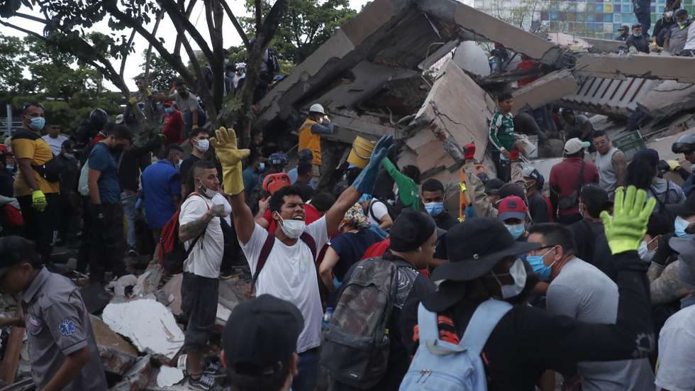 epa13160562 Rescue workers operate at the site of a collapsed building following an earthquake in Cali, Colombia, 10 August 2026. Colombian President Abelardo de la Espriella stated that the San Jose de Palmar earthquake, which shook most of the country, has killed at least 132 people and left 572 injured.  EPA/ERNESTO GUZMAN JR