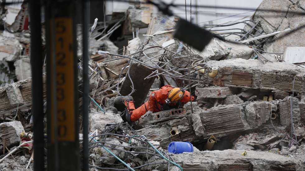 epaselect epa13165479 A member of the Mexican Los Topos Aztecas rescue team works amid rubble during a search-and-rescue operation in Cali, Colombia, 12 August 2026. At least 239 people were killed, 3,755 injured and 287 reported missing after the 7.4-magnitude earthquake struck western Colombia on 10 August, according to a 12 August update from the National Unit for Disaster Risk Management (UNGRD).  EPA/ERNESTO GUZMAN JR