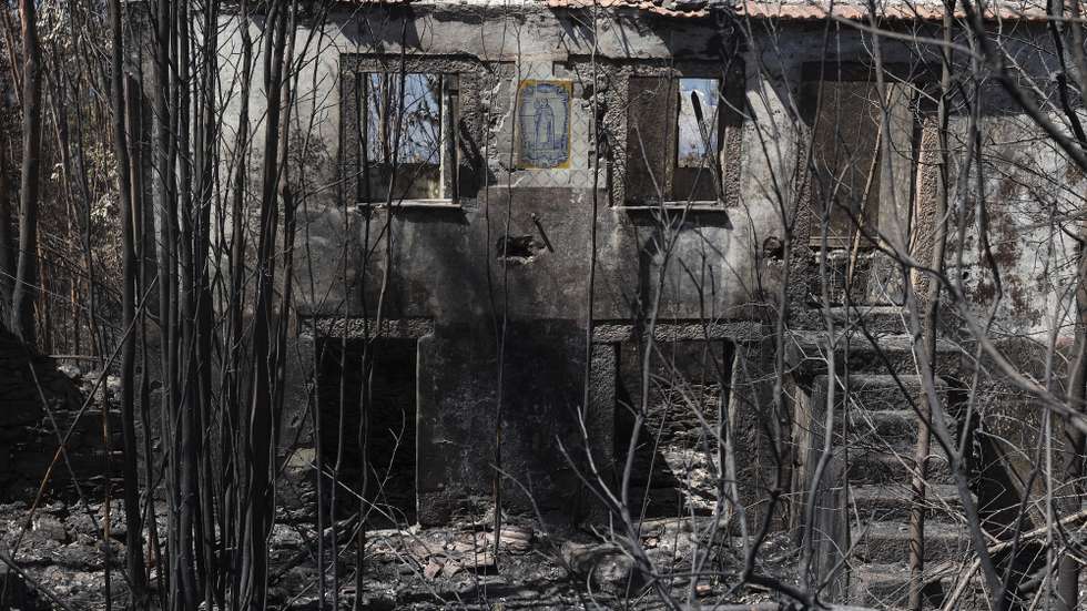 Uma casa queimada na Serra do Caramulo, onde 70% da totalidade dos baldios de Préstimo, em Águeda, ardeu neste incêndio, devido ao fogo do incêndio que teve início em Vouzela, 9 de julho de 2026.(ACOMPANHA TEXTO DO DIA 11 DE JULHO DE 2026) PAULO NOVAIS/LUSA