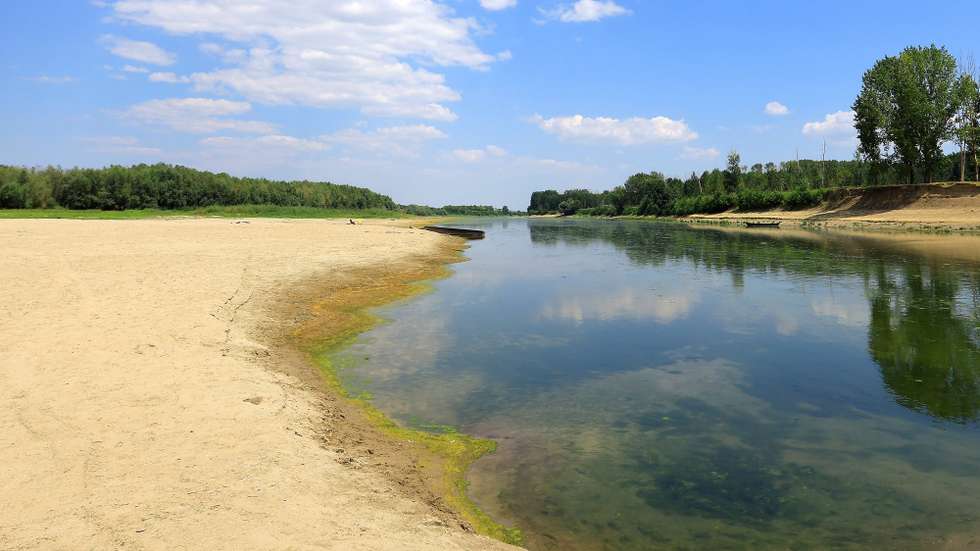 epaselect epa13151770 Exposed sandbanks along the Danube river amidst historic low water levels, in the village of Roseti, Romania, 05 August 2026. The Danube's water levels dropped to a historic low, matching levels not seen since 1985 in Romania, amid severe drought and prolonged heatwaves. This prompted authorities to restrict water use for agricultural irrigation, disrupting river transport, tourism, and the energy sector. On 31 July, the government declared a nationwide state of alert for August to manage the impact of electricity shortfalls.  EPA/ROBERT GHEMENT