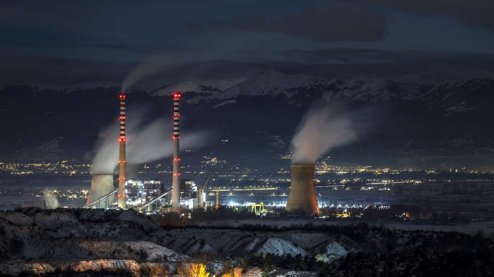 epaselect epa11000830 Smoke rises from the chimneys of the thermal power station 'REK BITOLA', North Macedonia's largest producer of electric energy, near Bitola, Republic of North Macedonia, 27 November 2023 (issued 29 November 2023). According to the European Bank for Reconstruction and Development (EBRD) program, 40 percent of North Macedonia’s electricity production relies on coal. The country will launch a platform to support just energy transition and coal phase-out by 2030, the EBRD added. The project is expected to be announced during the upcoming COP28 climate talks in Dubai.  EPA/GEORGI LICOVSKI