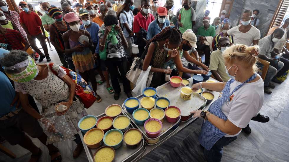 epa13000721 People receive food from staff of the NGO Quisicuaba in Havana, Cuba, 25 May 2026 (issued 28 May 2026).  EPA/ERNESTO MASTRASCUSA