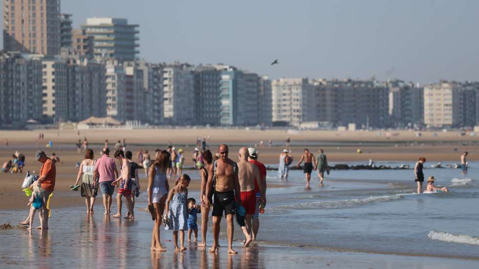 epa13168769 People cool off at the beach during a heatwave in Ostend, Belgium, 14 August 2026. Belgium is bracing for what could be one of the hottest days of the summer, with temperatures forecast to reach around 38 degrees Celsius inland and about 32 degrees Celsius on the North Sea coast in Ostend, where the sea temperature is above 20 degrees Celsius, according to the Royal Meteorological Institute (RMI). Cooler and more unsettled weather is expected from 15 August.  EPA/OLIVIER HOSLET