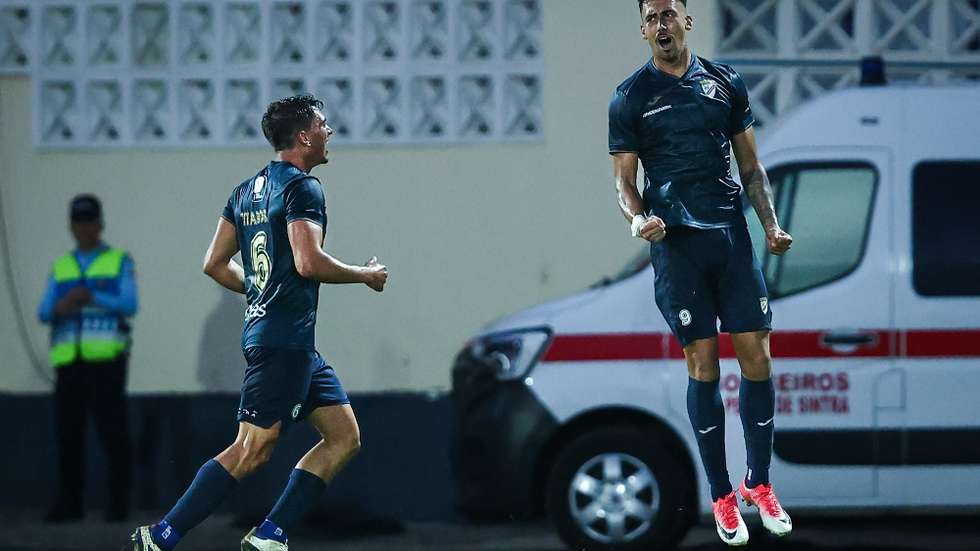 O jogador do 1.º Dezembro, Gabriel (D), festeja após marcar um golo contra o Sporting de Braga, durante o jogo da 3ª eliminatória da Taça de Portugal de futebol disputado no Complexo Desportivo do Real Sport Clube, em Massamá, 19 de outubro de 2024. RODRIGO ANTUNES/LUSA