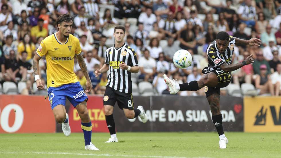 O jogador do Nacional, Wesley Andrade (D), disputa a bola com o jogador do Estoril Praia, Ismael Sierra (E), durante o jogo da Primeira Liga de Futebol realizado no Estádio da Madeira, no Funchal, 16 de agosto de 2026, HOMEM DE GOUVEIA/LUSA