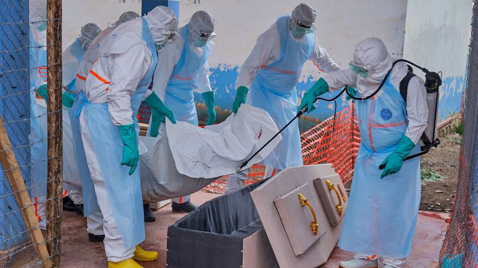epa13127215 Staff members disinfect a coffin before placing the body of an Ebola victim inside at the Ebola treatment center at Bunia General Hospital in Bunia, Ituri province, Democratic Republic of Congo, 22 July 2026. According to the World Health Organization (WHO), the province of Ituri remains the epicenter of the Bundibugyo variant of the Ebola virus, reaching almost 1000 deaths.  EPA/DIEUDONNE DIROLE