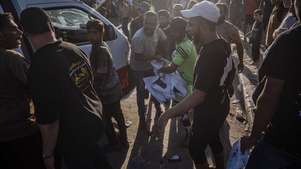 epa13177539 Palestinians recover a body following an Israeli airstrike at Gaza port near the beach in Gaza City, 18 August 2026. The Ministry of Health in Gaza said at least six Palestinians were killed and others injured in an Israeli airstrike in western Gaza City.  EPA/MOHAMMED SABER