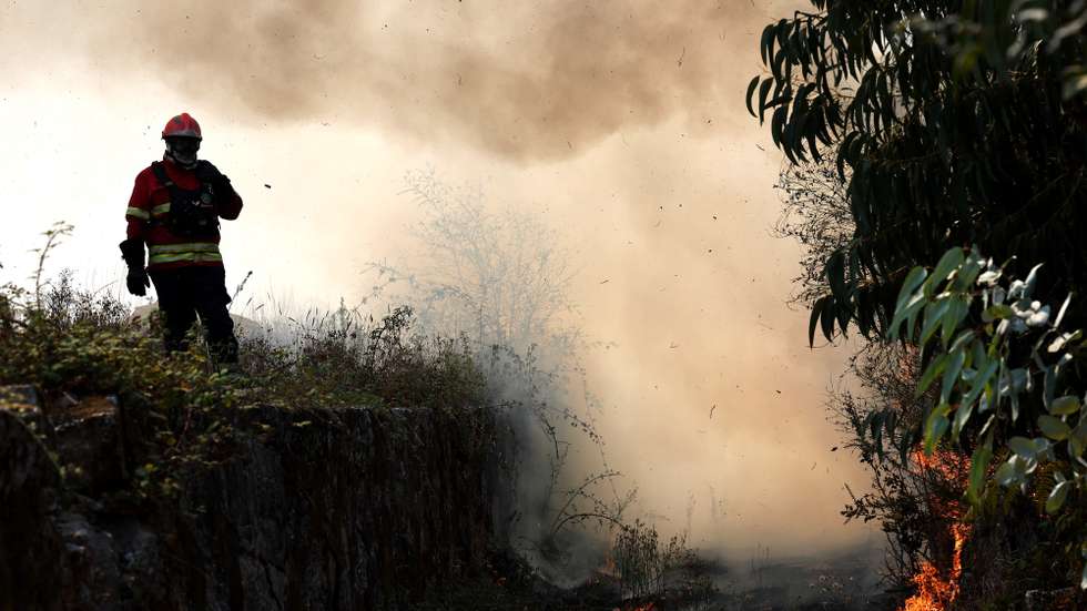 Bombeiros combatem o incêndio florestal que deflagrou ao final da tarde de segunda-feira em Rebordões, no concelho de Santo Tirso, em Burgães, 18 de agosto de 2026. ESTELA SILVA/LUSA