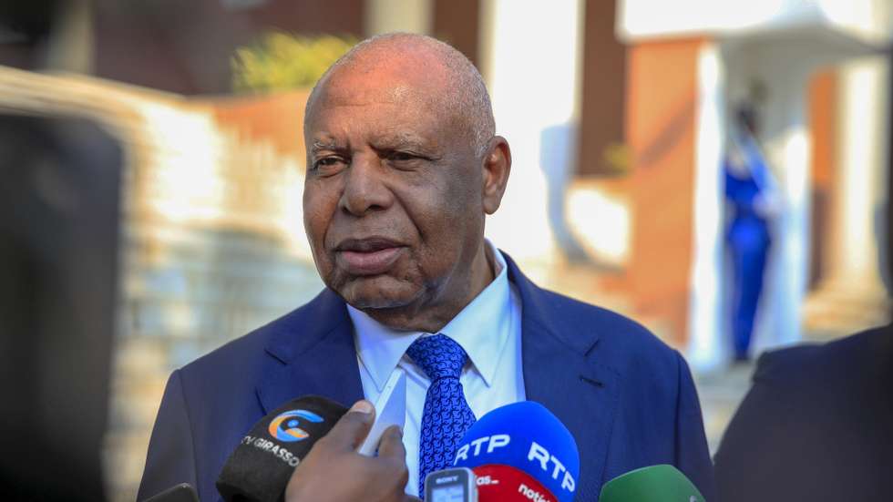 Higino Carneiro, general na reserva e militante do partido MPLA, fala aos jornalistas no início da instrução contraditória do seu processo-crime no Tribunal Supremo, Luanda, Angola, 19 de agosto de 2026. O pré-candidato a presidente do Movimento Popular de Libertação de Angola (MPLA) Higino Carneiro afirmou hoje que não desiste da corrida à liderança do partido no poder, apesar do processo judicial que enfrenta. AMPE ROGÉRIO/LUSA
