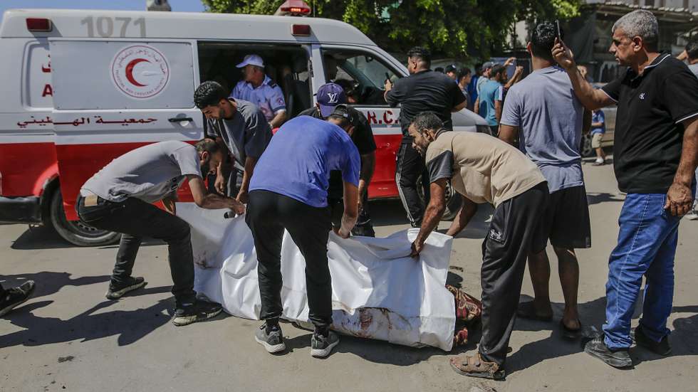 epa13178765 Palestinians carry the body of a person killed following an Israeli airstrike in Gaza City, 19 August 2026. According to the Ministry of Health in Gaza, at least nine Palestinians were killed and 15 others were injured following an Israeli airstrike in Gaza City.  EPA/MOHAMMED SABER
