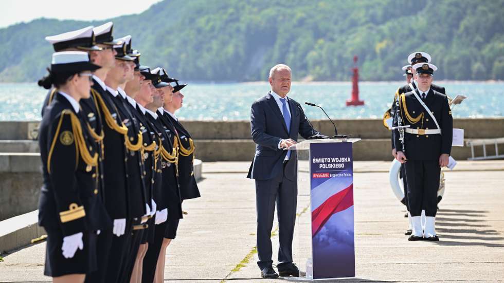 epa13170999 Polish Prime Minister Donald Tusk (C) speaks during the Polish Armed Forces Day in Gdynia, northern Poland, 15 August 2026. Polish Armed Forces Day is a national holiday celebrated annually on 15 August in Poland, commemorating the anniversary of the 1920 victory over Soviet Russia at the Battle of Warsaw during the Polish-Soviet War.  EPA/Andrzej Jackowski POLAND OUT