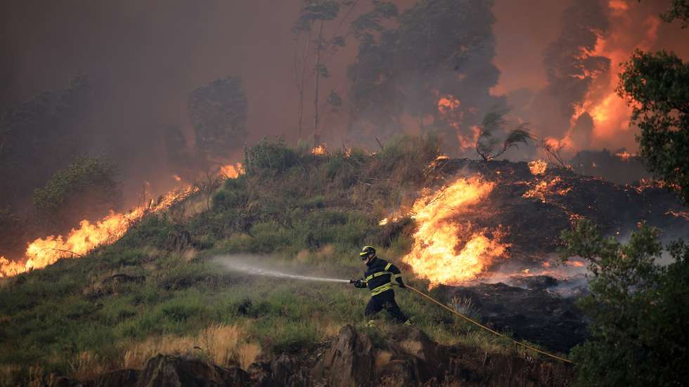 Um bombeiro combate o incêndio que lavra junto ao lugar de Monte Moção, na freguesia Santa Eulália, em Arouca, 29 de Julho de 2025. O incêndio que lavra há mais de 24 horas em Arouca, no distrito de Aveiro, tem três frentes ativas e já chegou à freguesia de Santa Eulália, informou hoje a autarquia e às 18:30, segundo a página na Internet da Autoridade Nacional de Emergência e Proteção Civil, estavam mobilizados no combate às chamas 721 operacionais, 245 viaturas e sete meios aéreos. ESTELA SILVA/LUSA