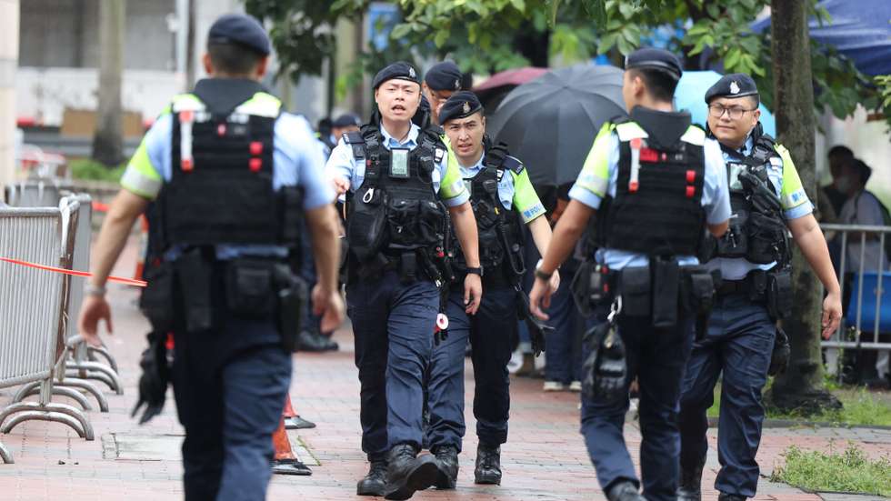 epa13182050 Police officers stand guard outside the West Kowloon Law Courts Building in Hong Kong, China, 21 August 2026. Chow Hang-tung and Lee Cheuk-yan are expected to receive a verdict on charges of inciting subversion under the national security law over their roles in the now-disbanded Hong Kong Alliance in Support of Patriotic Democratic Movements of China, which organized annual vigils commemorating the 1989 Tiananmen crackdown.  EPA/MAY JAMES