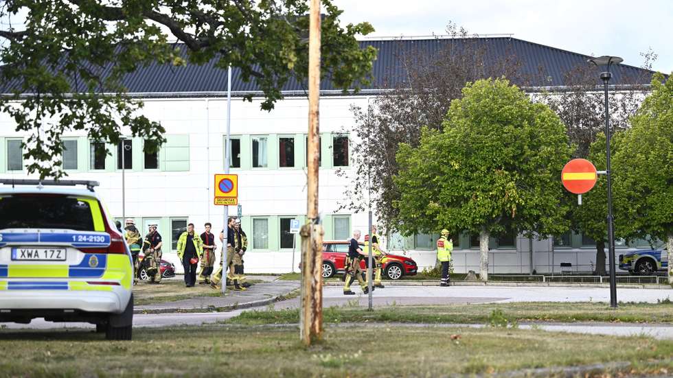 epa13182981 Police and rescue services on site at Brinellskolan school during an emergency response after a man with a sword reportedly injured several people at the school in Fagersta, Sweden, 21 August 2026.  EPA/Fredrik Sandberg  SWEDEN OUT