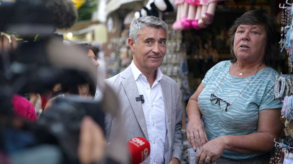 O secretário-geral do Partido Socialista, José Luís Carneiro esteve esta tarde em São Bento da Porta Aberta onde contactou com a população . O líder socialistas inicia a "Rota pelo Interior e Cooperação Transfronteiriça" que decorre até 28 de agosto, percorrendo vários territórios do Norte, Centro e Sul do país. A iniciativa dá particular atenção à cooperação transfronteiriça e às relações com Espanha, mas também a áreas como a competitividade e o investimento, acessibilidades e ferrovia, valorização dos recursos endógenos, ciência e conhecimento, saúde, turismo, cultura e serviços públicos. Rio Caldo, Terras de Bouro, 21 Agosto 2026.HUGO DELGADO/LUSASA