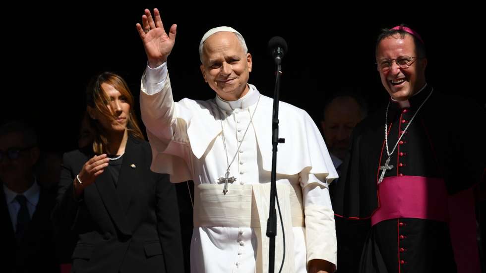 epa13183993 Pope Leo XIV greets the faithful as he leaves the San Marino Basilica, San Marino, 22 August 2026.  EPA/ETTORE FERRARI