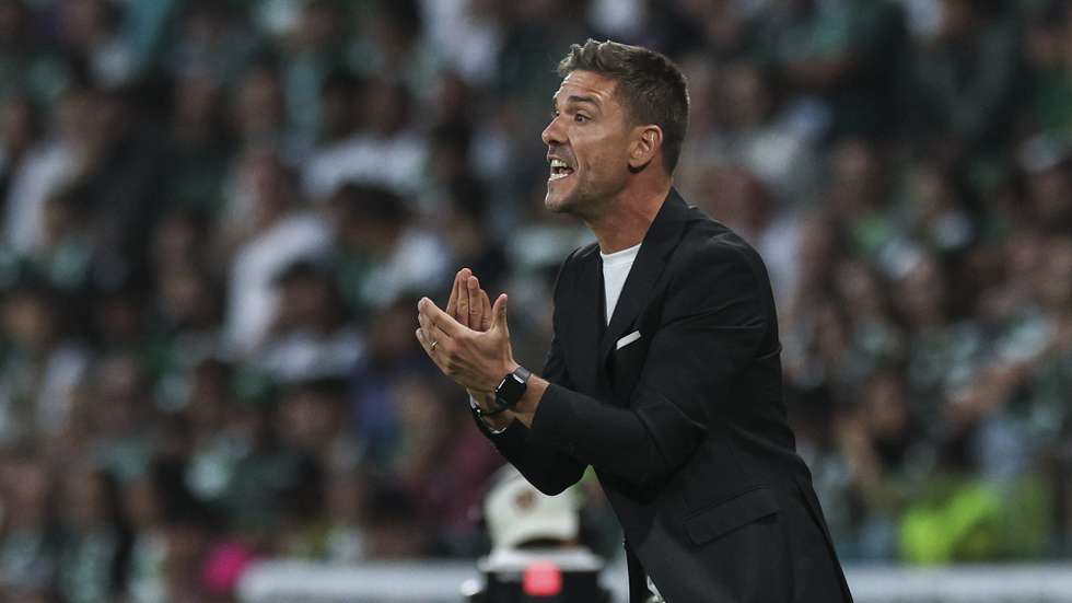 epa13169970 Vitoria de Guimaraes` head coach Tiago Margarido during their Portuguese First League soccer match with Sporting held at Alvalade Stadium, Lisbon, Portugal, 14th August 2026.  EPA/MIGUEL A. LOPES