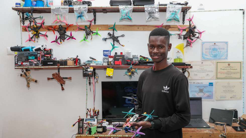 O estudante moçambicano Cleiton Michaque posa para a fotografia no espaço onde desenvolve e monta `drones´, no bairro Tsalala, arredores de Maputo, Moçambique, 20 de julho de 2026. O estudante moçambicano Cleiton Michaque está a testar um `drone´ com autonomia até 200 quilómetros e capacidade para transportar três quilogramas de carga, numa aposta para distribuir medicamentos e reduzir custos de entrega em zonas remotas de Moçambique. (ACOMPANHA TEXTO DA LUSA DO DIA 24 DE AGOSTO DE 2026). LINA CEBOLA/LUSA