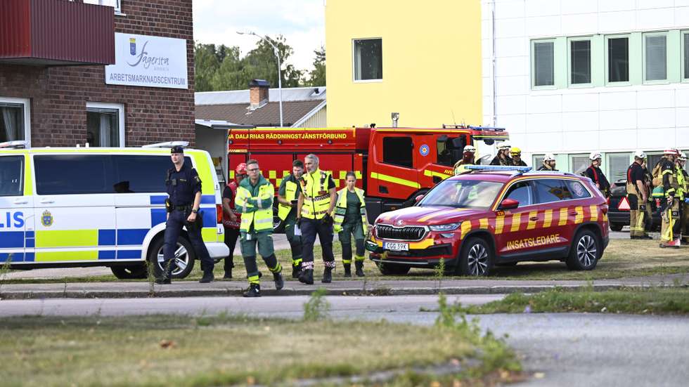epa13182857 Police and rescue services on site at Brinellskolan school during an emergency response after a man with a sword reportedly injured several people at the school in Fagersta, Sweden, 21 August 2026.  EPA/Fredrik Sandberg  SWEDEN OUT