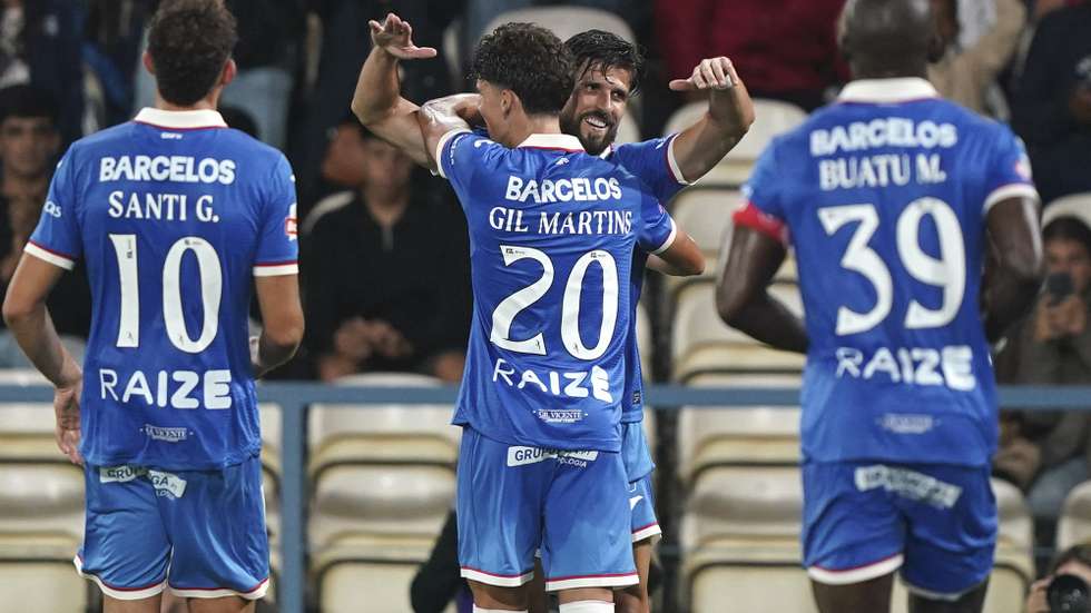 Hernandez (2-D) do Gil Vicente festeja o golo contra o Casa Pia durante o jogo I Liga de Futebol disputado no Estádio Cidade de Barcelos, 24 de agosto 2026. HUGO DELGADO/LUSA