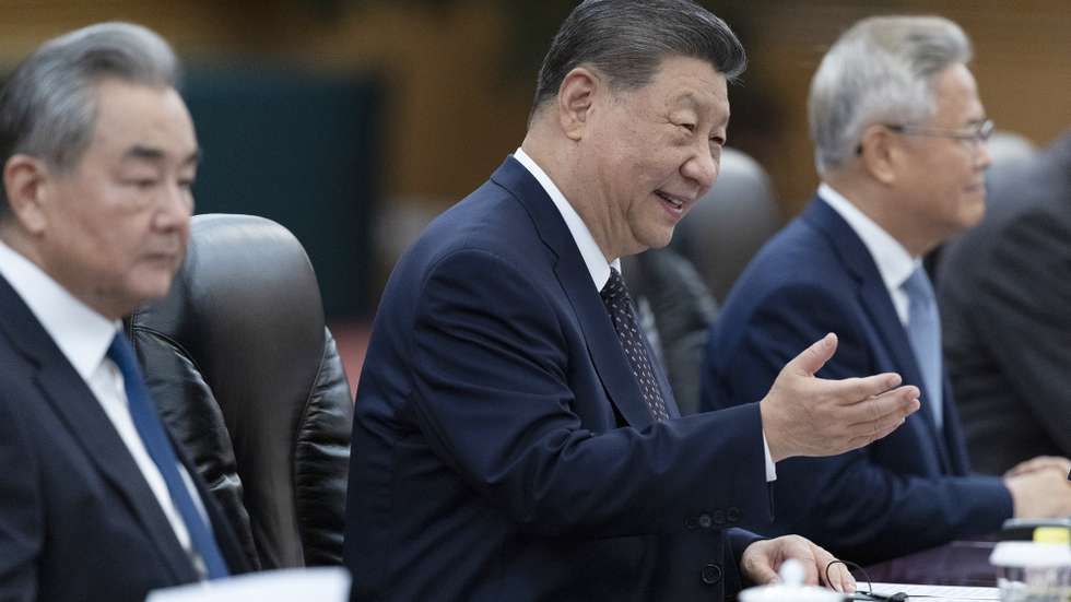 epa13188428 China’s President Xi Jinping gestures towards King Abdullah II of Jordan (not pictured) during a bilateral meeting at the Great Hall of the People in Beijing, China, 24 August, 2026.  EPA/ANDRES MARTINEZ CASARES / POOL