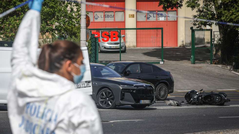 Elementos da Polícia Judiciária no local onde um homem morreu atropelado após o motociclo em que seguia ter sido abalroado por um carro, na Avenida de Berlim ao tentar roubar relógio de luxo, Lisboa, 25 de agosto de 2026. ANTÓNIO PEDRO SANTOS/LUSA