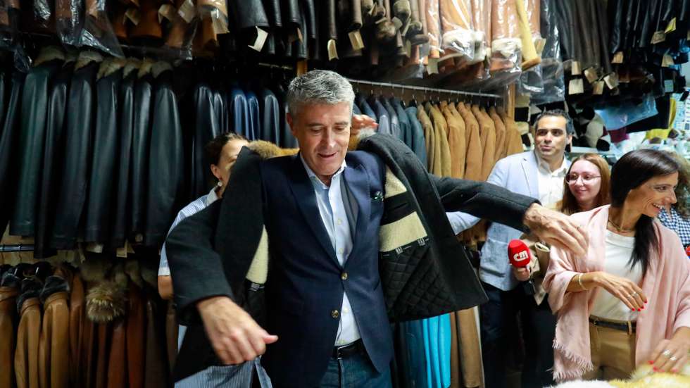 O secretário-geral do Partido Socialista (PS), José Luís Carneiro, durante a visita ao Mercado e comércio local, no âmbito da "Rota pelo Interior e Cooperação Transfronteiriça", em Seia, 26 de agosto de 2026. MIGUEL PEREIRA DA SILVA/LUSA