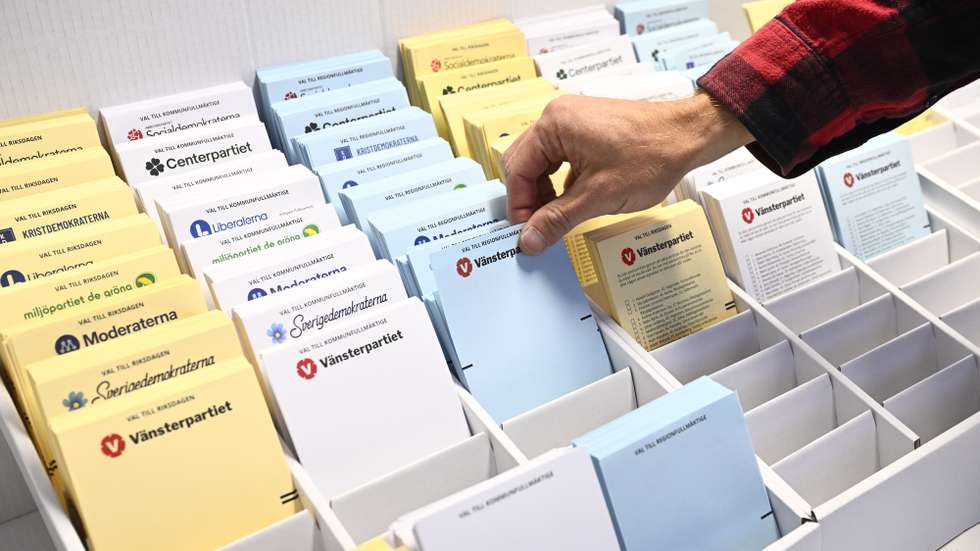 epa13192124 Ballot papers are prepared for early voting at Stockholm City Hall in Stockholm, Sweden, 26 August 2026.  EPA/FREDRIK SANDBERG  SWEDEN OUT