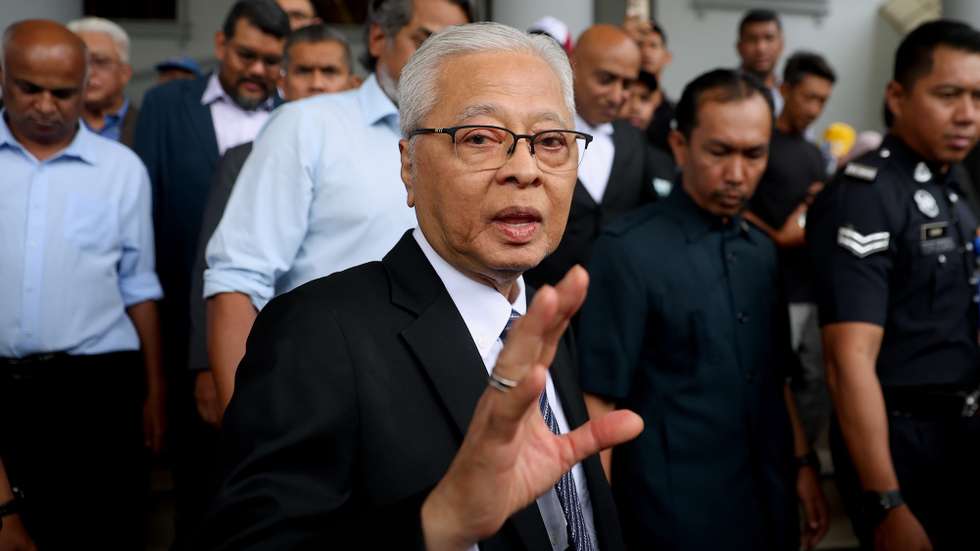 epa13193815 Malaysia former prime minister, Ismail Sabri (C), leaves the Kuala Lumpur court, in Kuala Lumpur, Malaysia, 27 August 2026. Ismail Sabri pleaded not guilty at a session court and he was released on Malaysia Ringgit RM 300,000 (63,900 Euro) bail as he was charged  fail to declare assets under Malaysian Anti-Corruption Commission (MACC) Act.  EPA/FAZRY ISMAIL