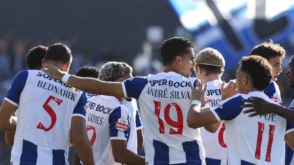 FC Porto's player Andre Silva (C) celebrates a goal against Academico de Viseu during their Portuguese First League soccer match, held at Fontelo stadium, in Viseu, Portugal, 29 August 2026. PAULO NOVAIS/LUSA