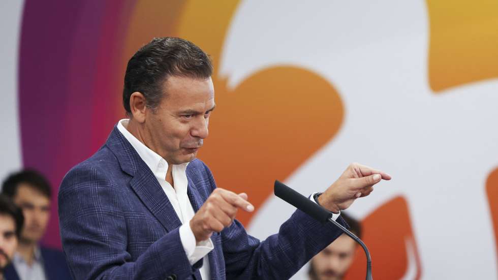 O presidente do Partido Social Democrata (PSD), Luís Montenegro, discursa na sessão de encerramento da da Universidade de Verão do PSD, realizada numa unidade hoteleira de Castelo de Vide, 30 de agosto de 2026. NUNO VEIGA/LUSA